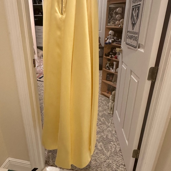 IT’S PROM SEASON!!! Sherri Hill Prom dress - Picture 8 of 14